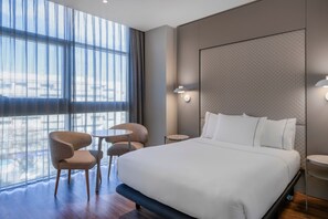 Room, 1 Queen Bed | Minibar, in-room safe, desk, blackout drapes