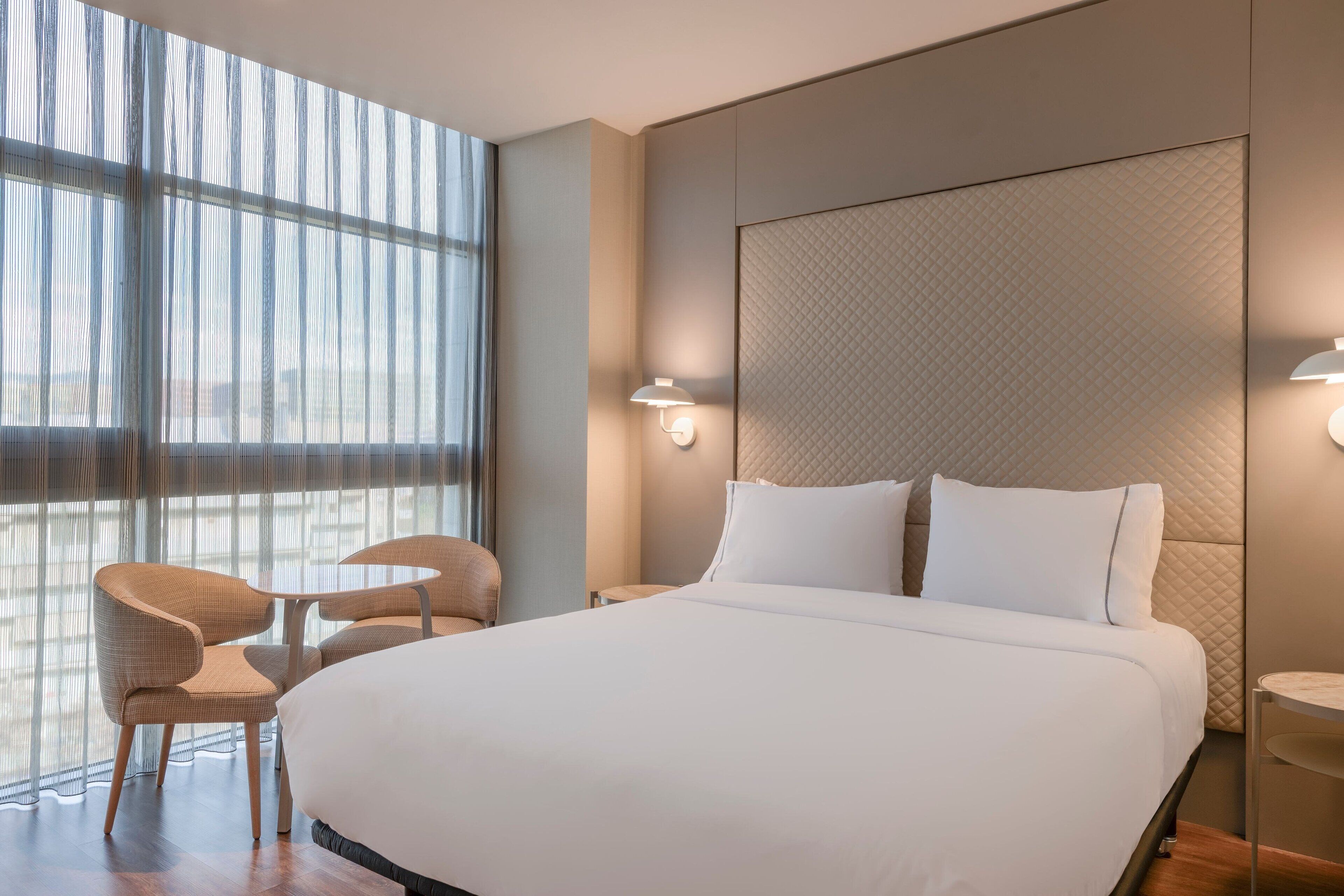 room, 1 queen bed | minibar, in-room safe, desk, blackout curtains