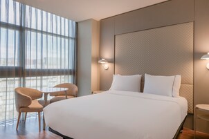 Room, 1 Katil Ratu (Queen) | Bar mini, peti besi dalam bilik, meja, langsir/tirai gelap terus 