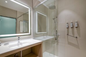 Combined shower/tub, deep soaking tub, designer toiletries, hair dryer - AC Hotel Som by Marriott (L'Hospitalet de Llobregat)