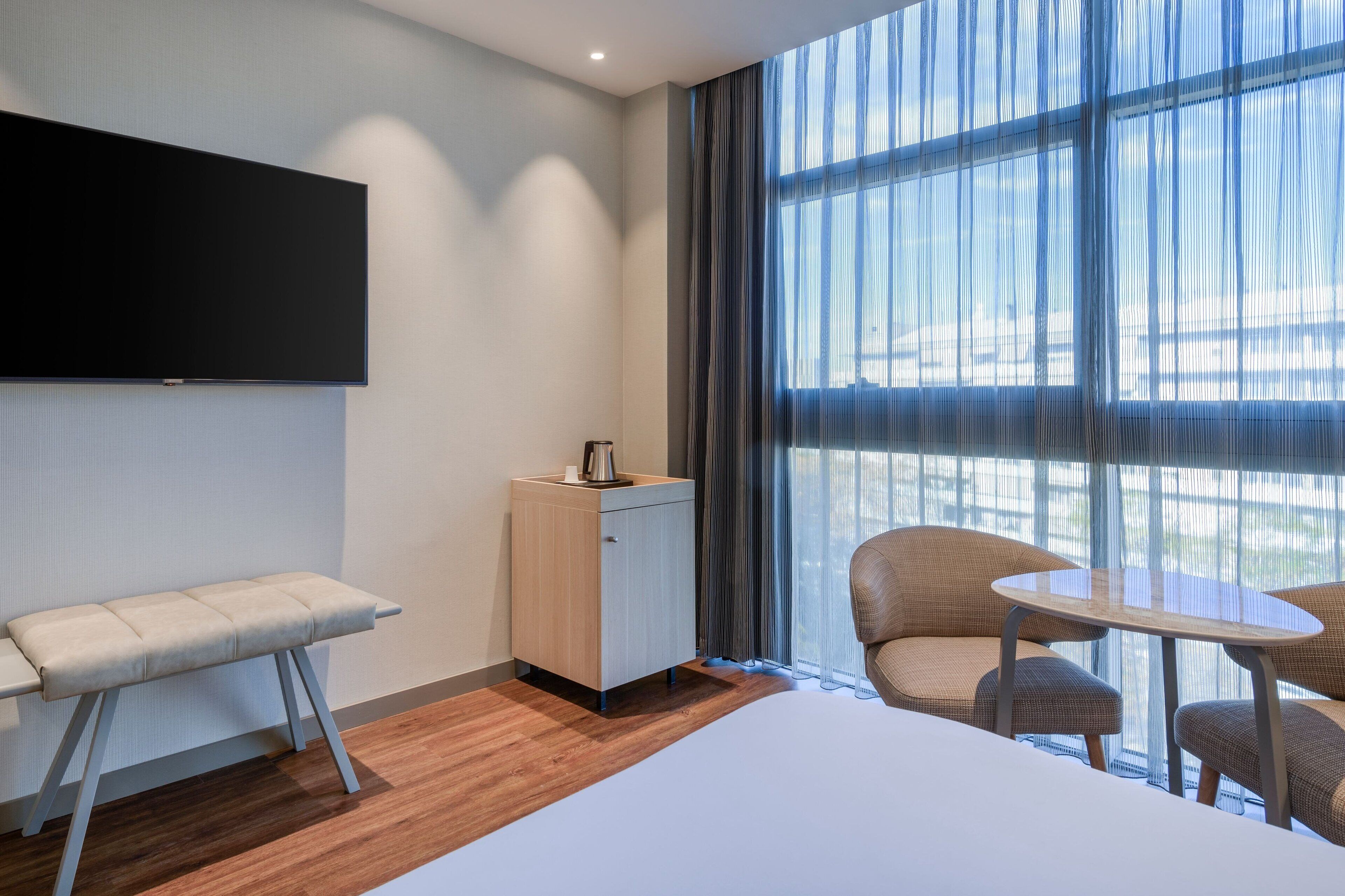 room, 1 king bed, city view | minibar, in-room safe, desk, blackout curtains