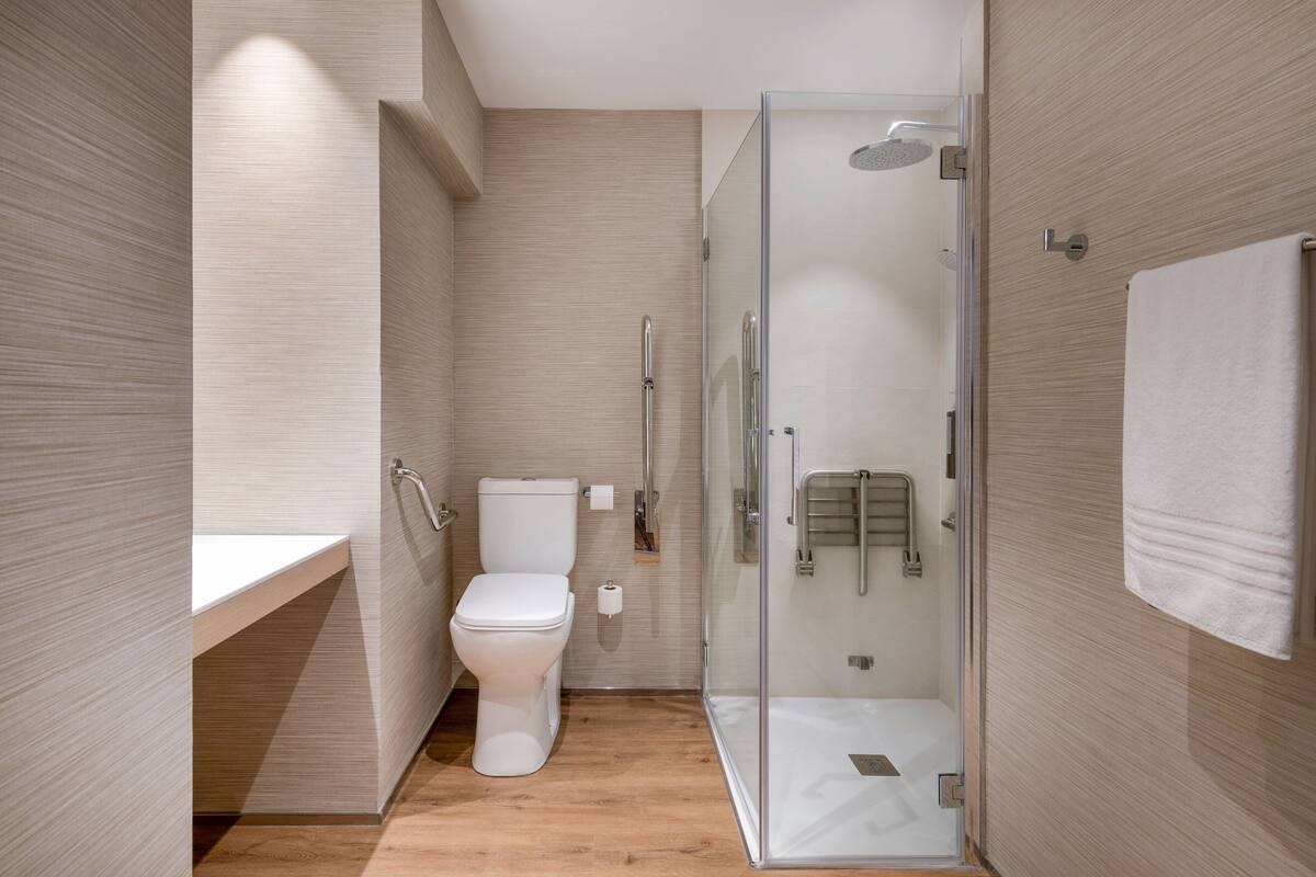 room, 1 queen bed | bathroom | combined shower/bathtub, deep-soaking bathtub, designer toiletries