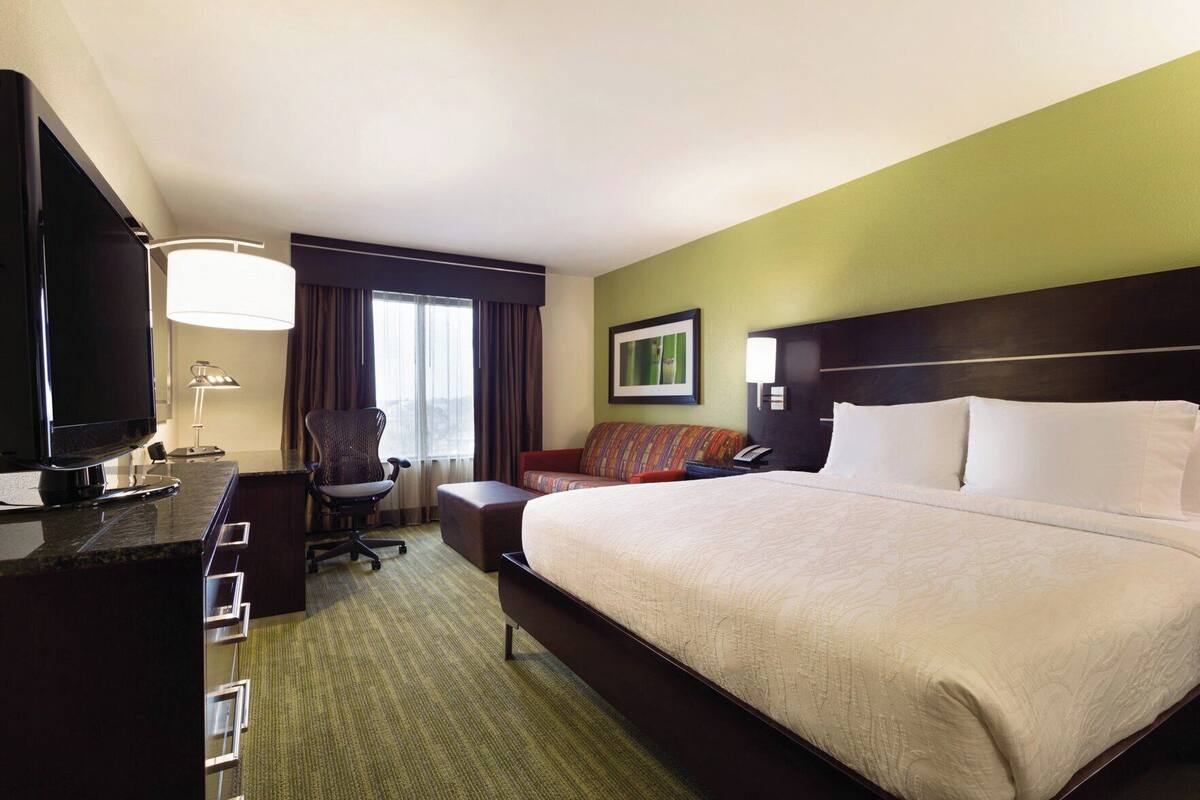 Hypo-allergenic bedding, in-room safe, desk, laptop workspace