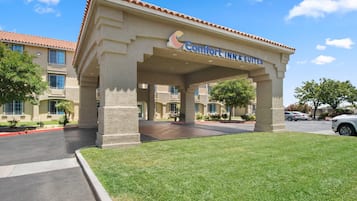 Un bâtiment de la chaîne Comfort Inn & Suites doté d’une entrée abritée, d’un parking et d’une pelouse bien entretenue.