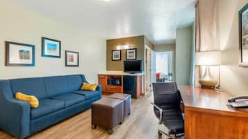 Suite, 1 très grand lit et 1 canapé-lit, non-fumeurs | Coffres-forts dans les chambres, bureau