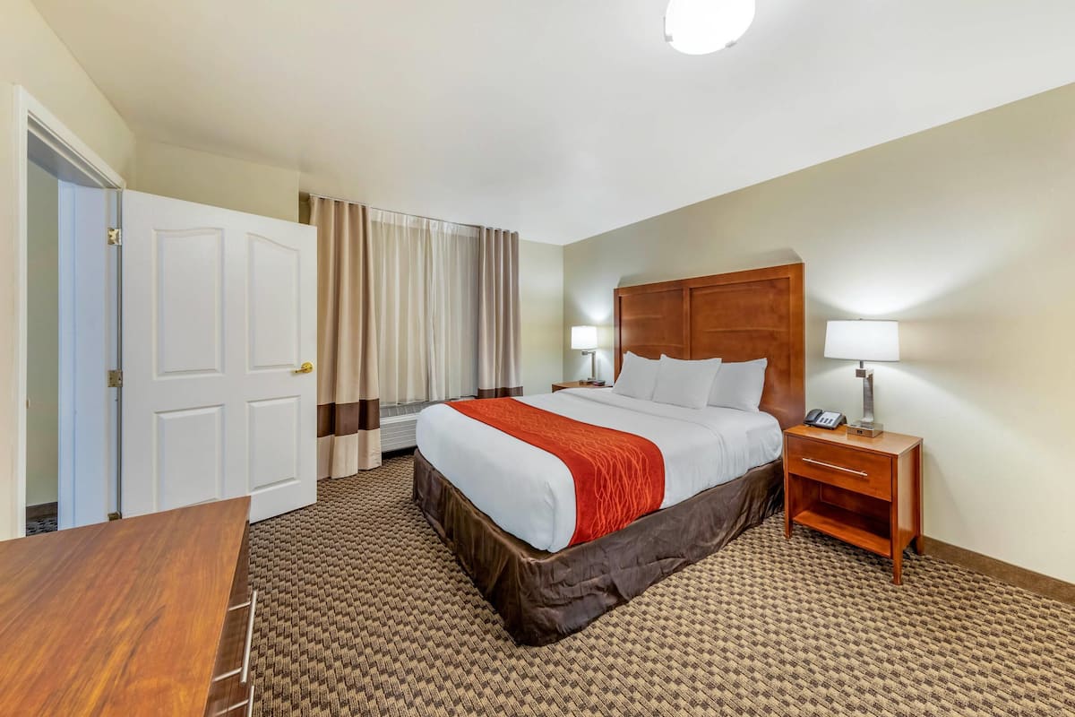 Suite, 1 King Bed with Sofa bed, Non Smoking, Jetted Tub | 1 bedroom, in-room safe, desk, laptop workspace