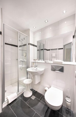 Shower, hair dryer, towels, soap - Hotel Am Wald (Monheim)