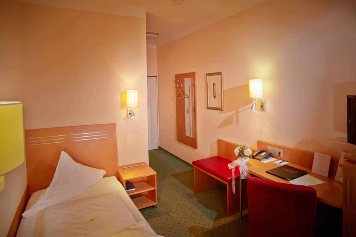 1 bedroom, premium bedding, minibar, in-room safe