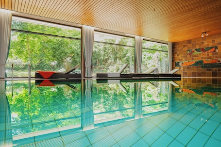 Un sauna, una bañera de hidromasaje, tratamientos corporales. Hotel Kloster Hirsau
