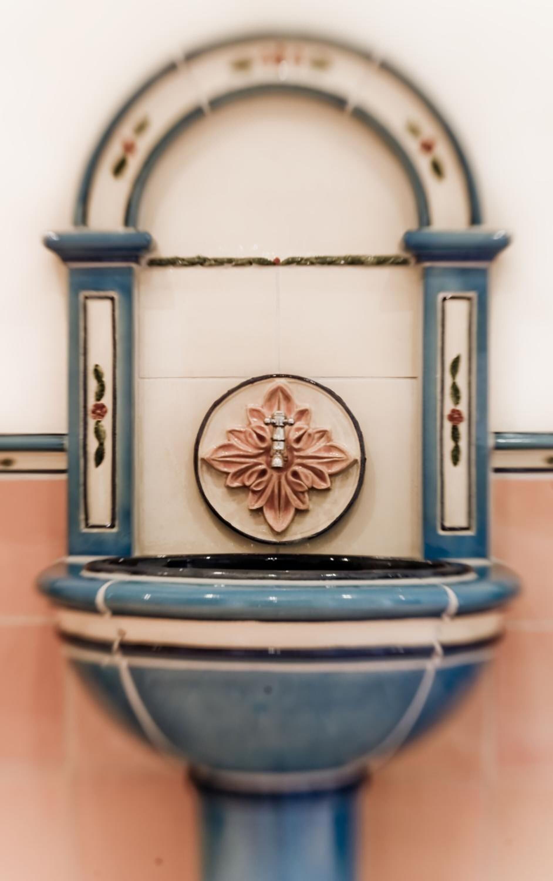 Un lavamanos de baño con un diseño de azulejos decorativos.