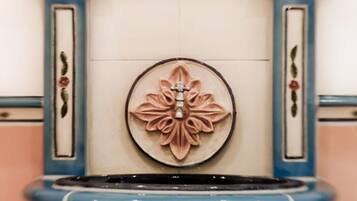 Un lavamanos de baño con un diseño de azulejos decorativos.