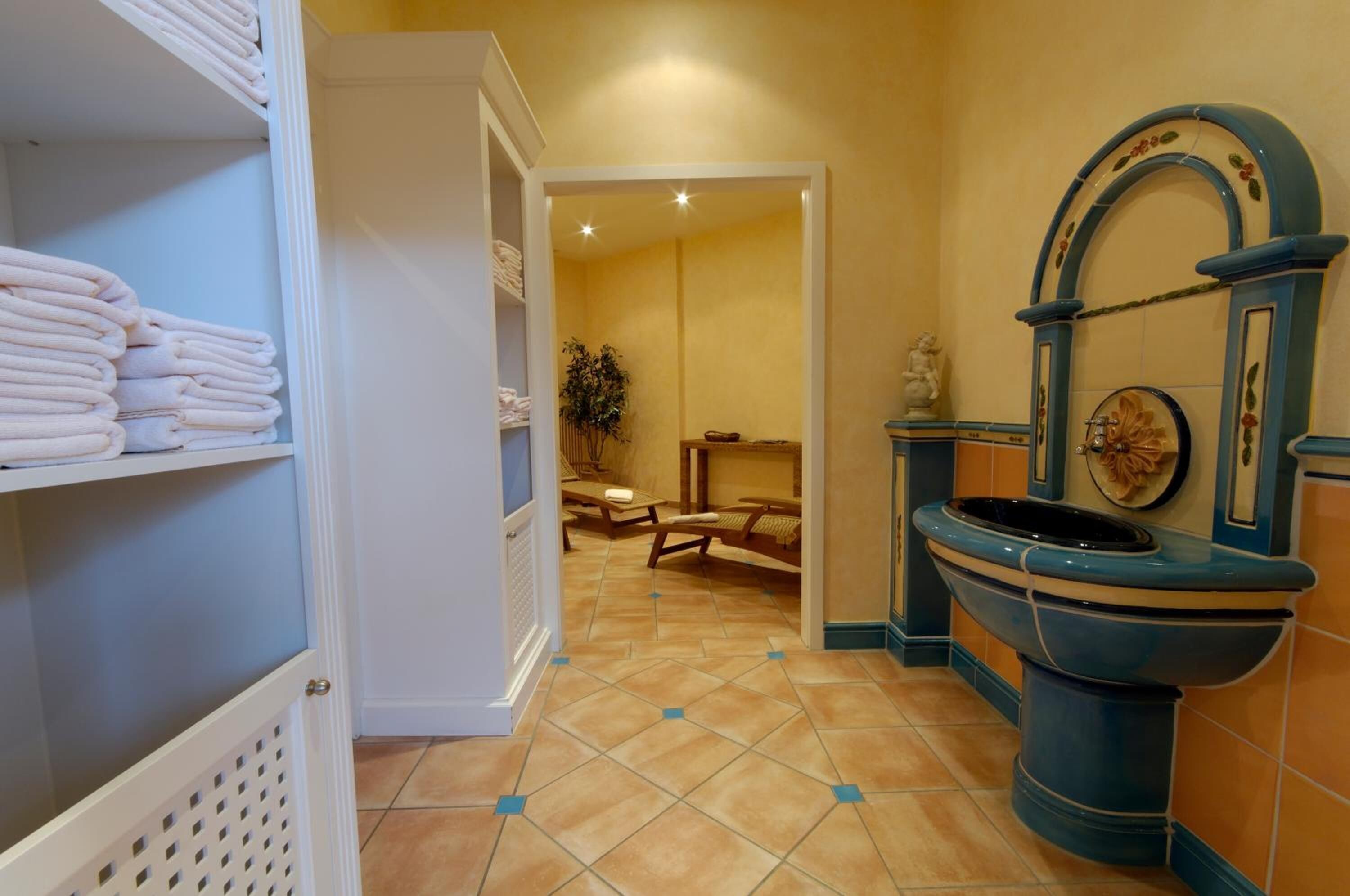 sauna, hot tub, body treatments, body scrubs, facials