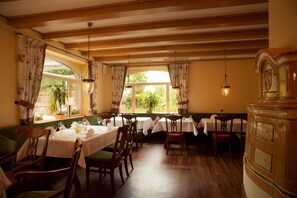 Breakfast, lunch served; Modern European cuisine, al fresco dining