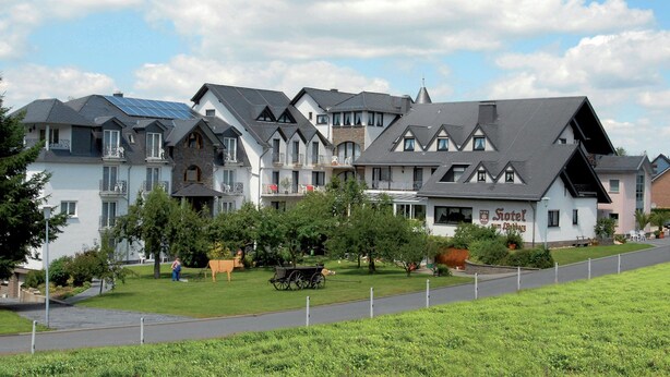 A row of modern houses with a central building labeled "Hotel Zum Parkhaus." - Hotel Zum Rehberg (Kastellaun)