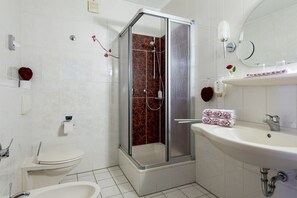 1 bedroom, soundproofing, free cribs/infant beds, free WiFi