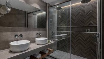 Deluxe Quadruple Room | Bathroom