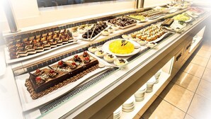 Un bufé con diversos postres y pasteles.