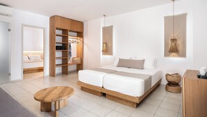Un dormitorio moderno con una cama de madera, un armario empotrado y una pequeña mesa de madera.