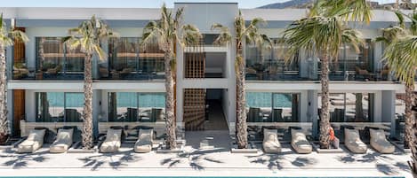 Piscine couverte, 3 piscines extérieures, parasols de plage