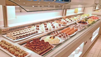 2 nhà hàng; phục vụ bữa sáng, bữa trưa và bữa tối