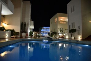 Una piscina techada, 5 piscinas al aire libre, sombrillas