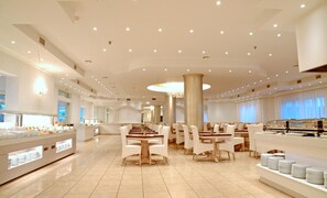 2 restaurants, breakfast served