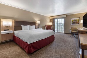 خزنة داخل ا لغرفة ومكواة/لوح كي وواي فاي مجانًا وملاءات أسرّة