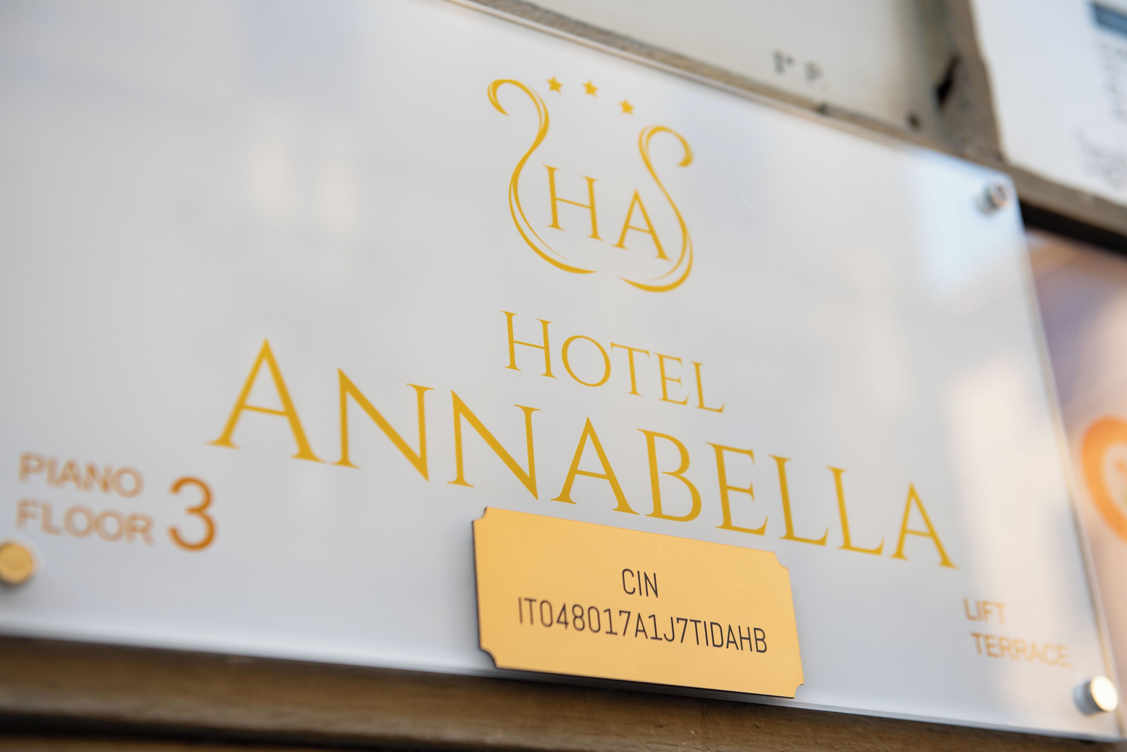 Schild für das Hotel Annabella mit Hinweis auf eine Tanzfläche mit Klavier und eine Dachterrasse mit Aufzug.