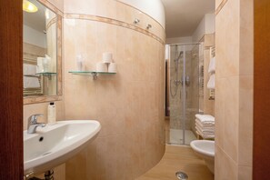 Habitación triple Confort | Baño | Regadera, regadera tipo lluvia, amenidades de baño gratuitas 