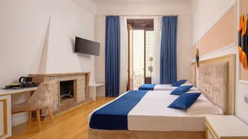 Comfort Triple Room | Hypo-allergenic bedding, pillowtop beds, in-room safe, desk