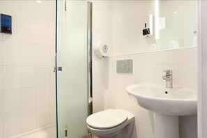 Shower, towels - Hotel Montpensier Paris (Paris)