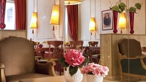 Unclassified image, 3 of 36, button - Hotel Montpensier Paris (Paris)