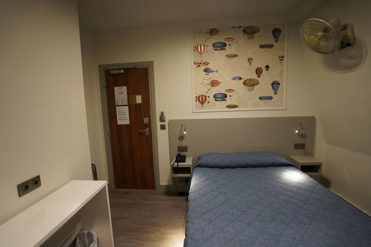 Økonomi-enkeltrom, 1 dobbeltseng (private bathroom) | Skrivebord, wi-fi (inkludert) og sengetøy