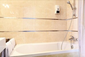 Standard Twin Room, Bathtub | Desk, free WiFi, bed sheets - Hotel Montpensier Paris (Paris)