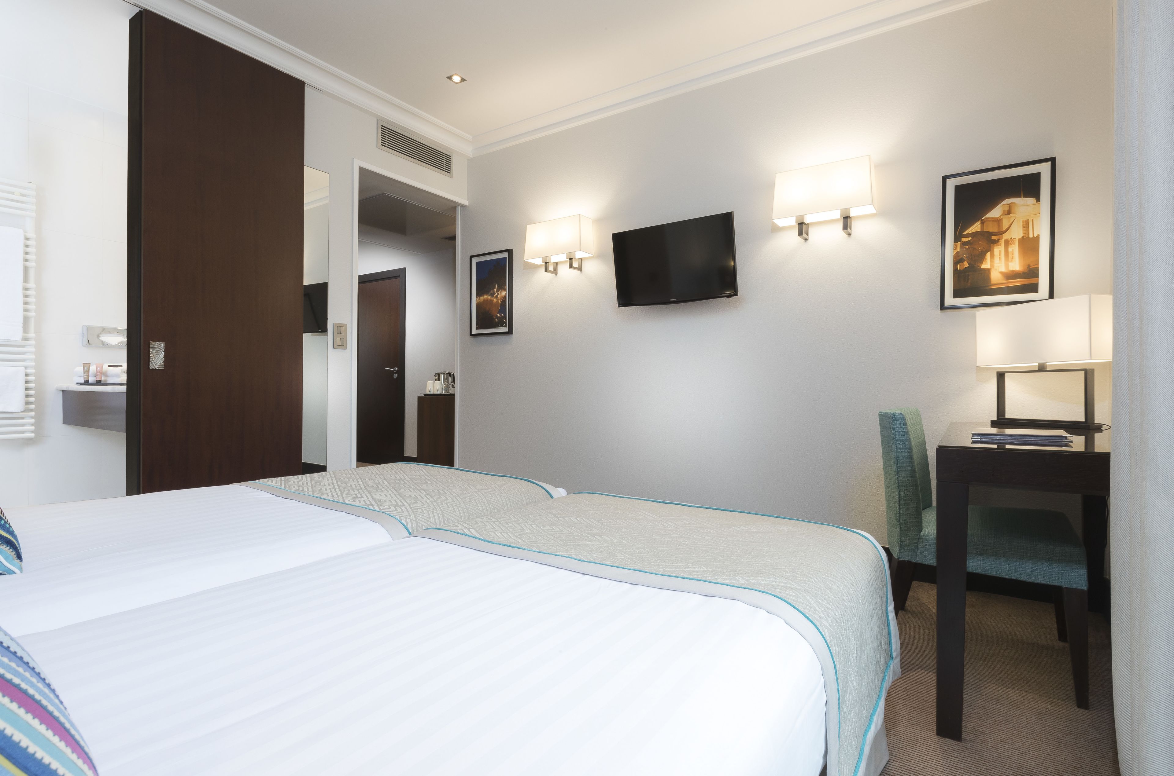 deluxe twin room (vue grande armée) | street view