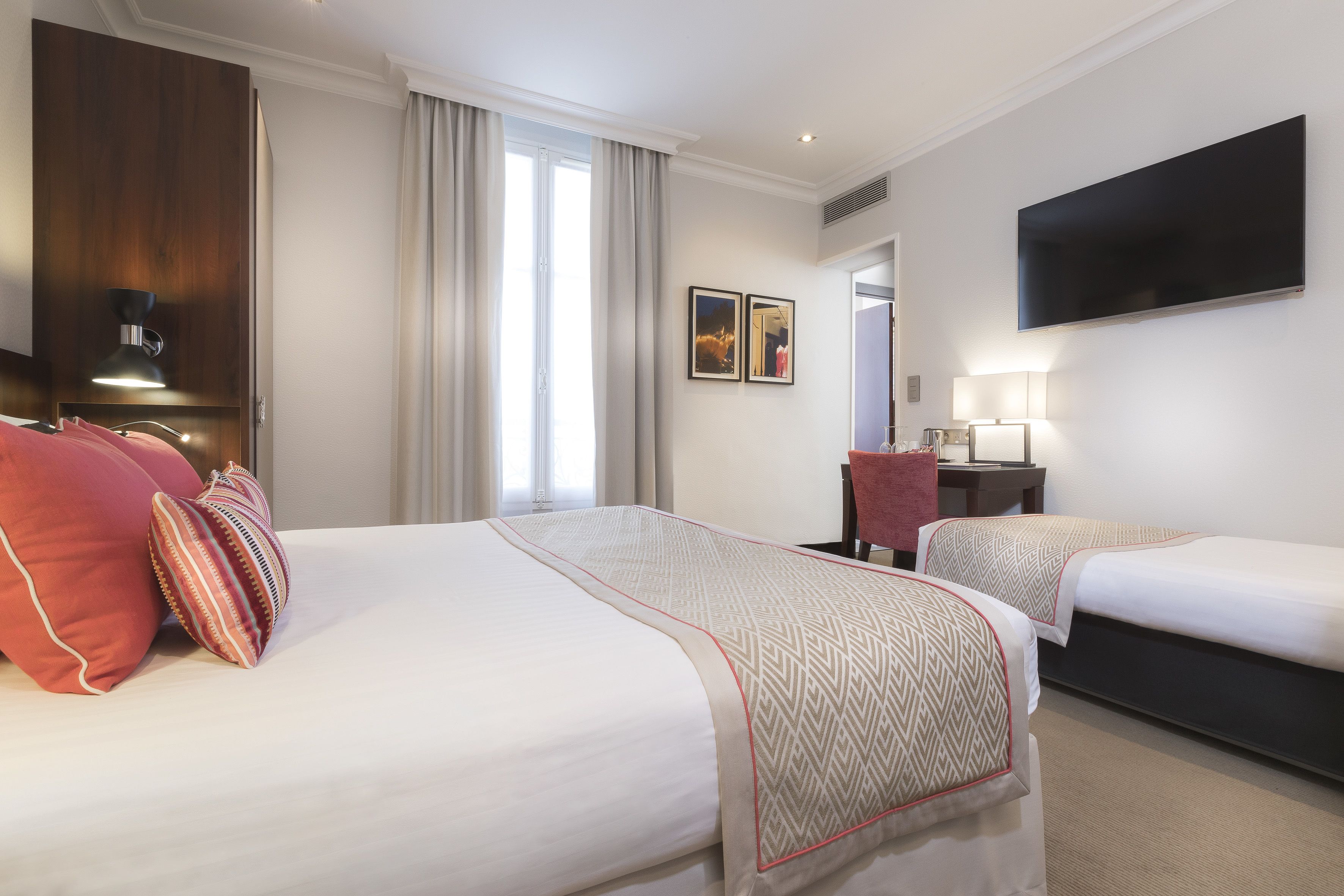 family room | minibar, in-room safe, individually decorated, individually furnished