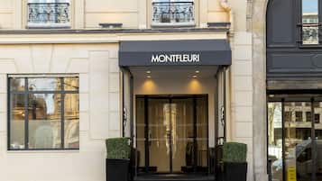 Un edificio con un escaparate que indica "MONTFLEURI".