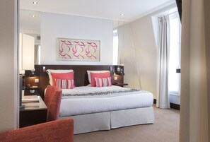 Family Room | Minibar, in-room safe, individually decorated, individually furnished - Montfleuri Hotel (Paris)