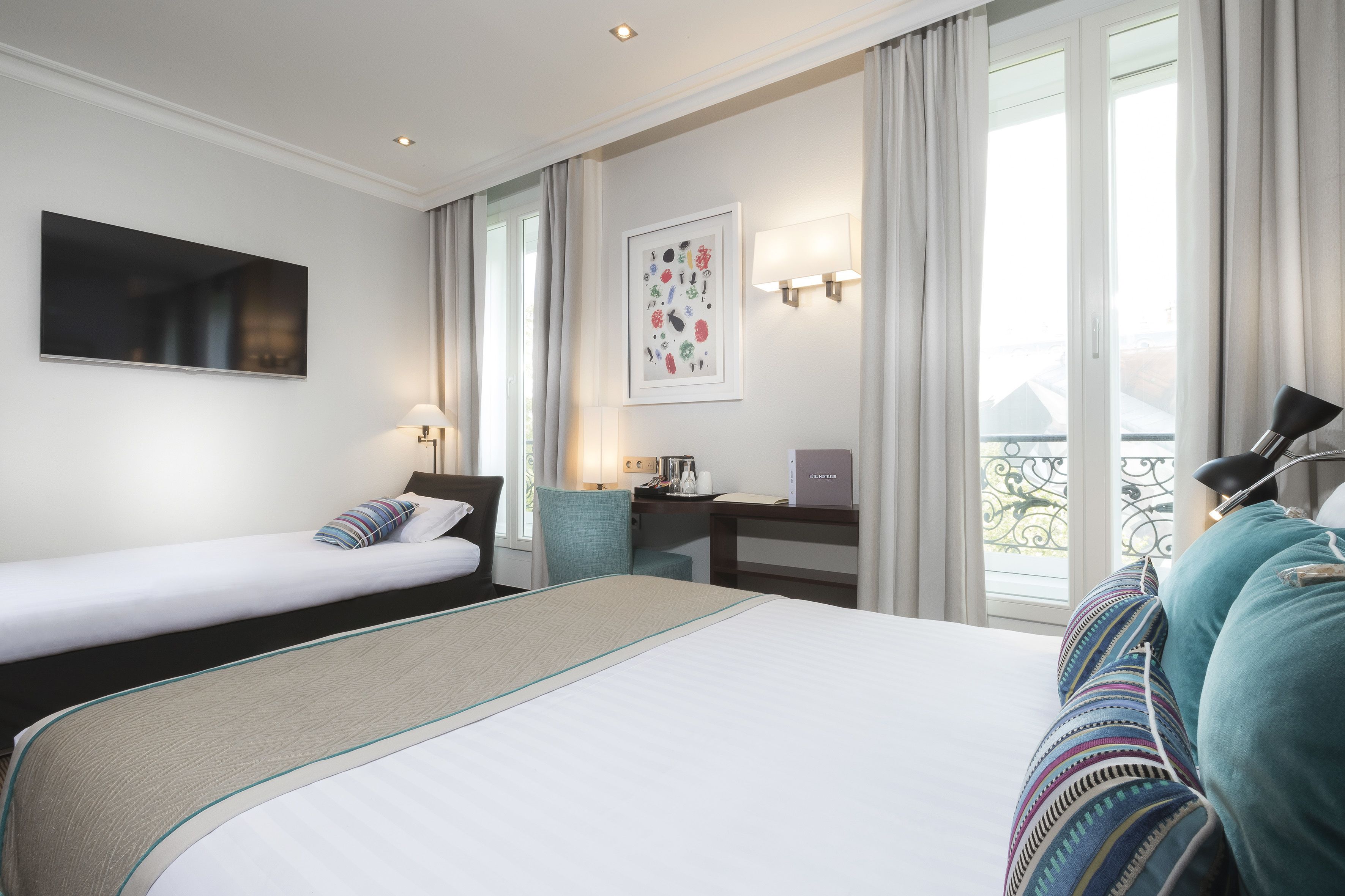 deluxe triple room | minibar, in-room safe, individually decorated, individually furnished