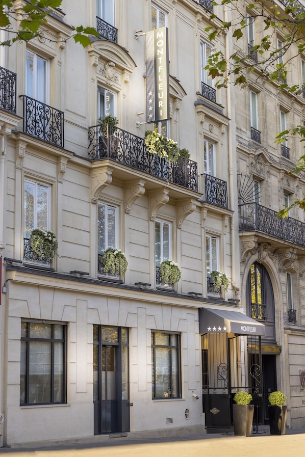 Front of property - Montfleuri Hotel (Paris)