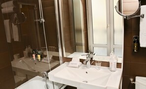 Bathroom | Designer toiletries, hair dryer, slippers, towels - France D'antin Opéra  (Paris)