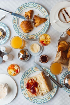 Daily continental breakfast (EUR 12 per person)