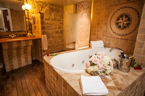 Suite Junior | Salle de bain | Douche, articles de toilette gratuits, sèche-cheveux