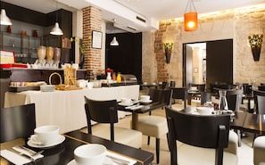 Desayuno buffet (EUR 14 por persona) 