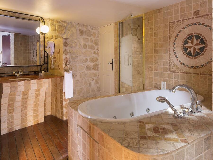 Suite Junior | Salle de bain | Douche, articles de toilette gratuits, sèche-cheveux