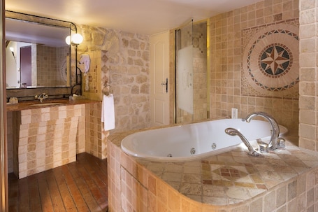 Suite Junior | Bagno | Doccia, set di cortesia gratuito, asciugacapelli, asciugamani. Hotel Europe Saint Severin Paris