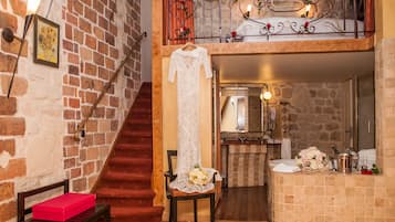 Minibar, in-room safe, free WiFi, bed sheets