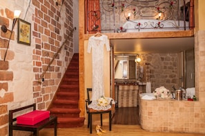 Minibar, coffre-fort, accès au Wi-Fi (inclus), literie fournie