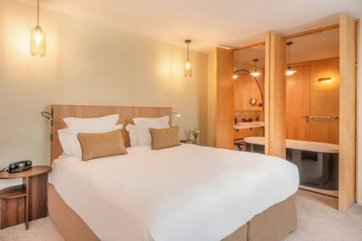 Ropa de cama de alta calidad, minibar, caja fuerte y escritorio