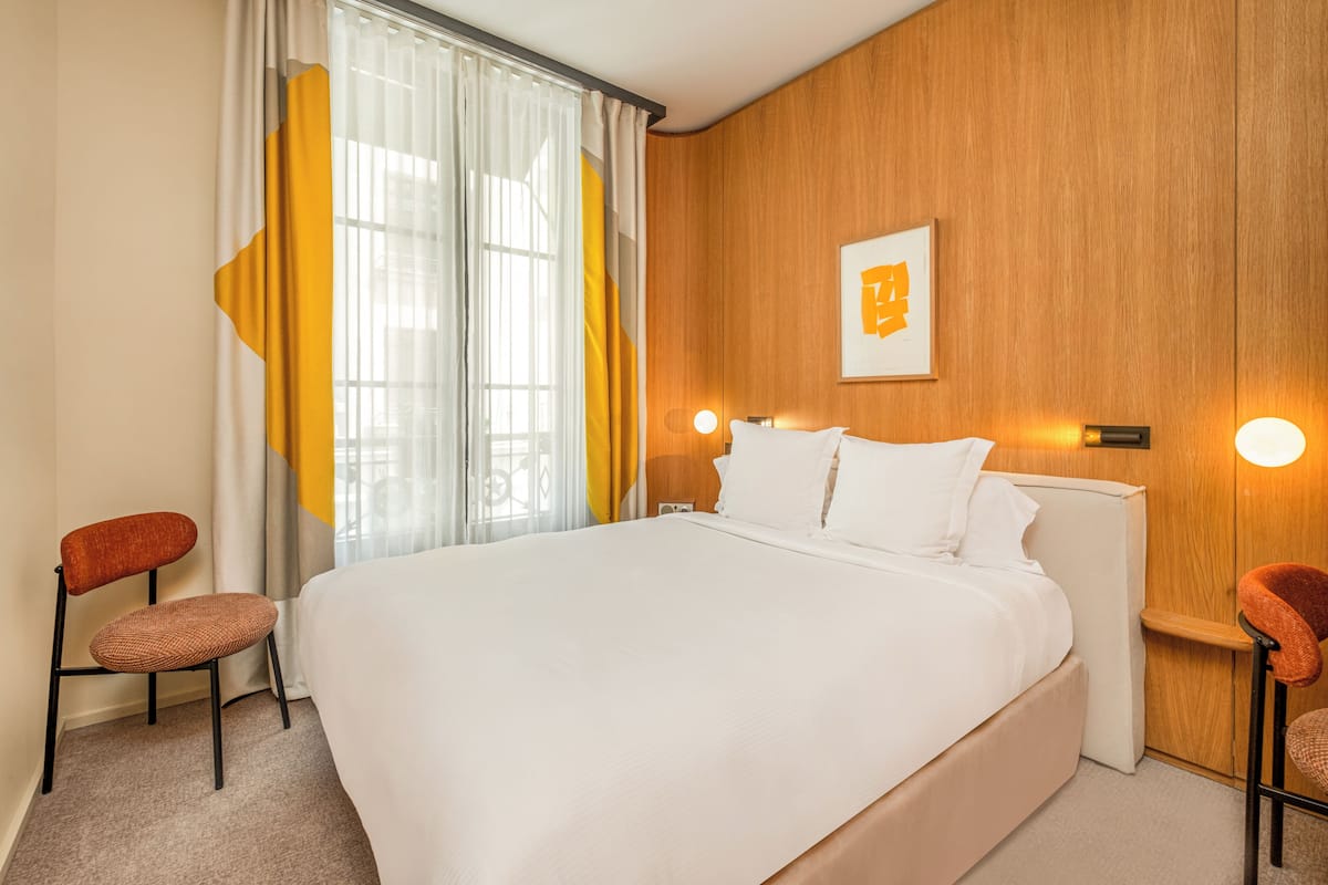 أغطية فراش متميزة وميني بار وخزنة داخل الغرفة ومكتب